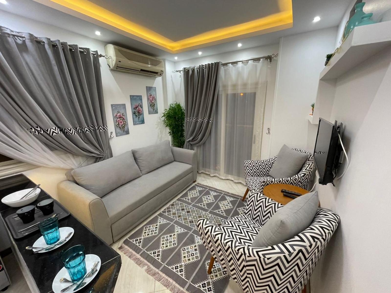 في قلب الجديدة تطل على شارع التسعين الشمالي Appartement *