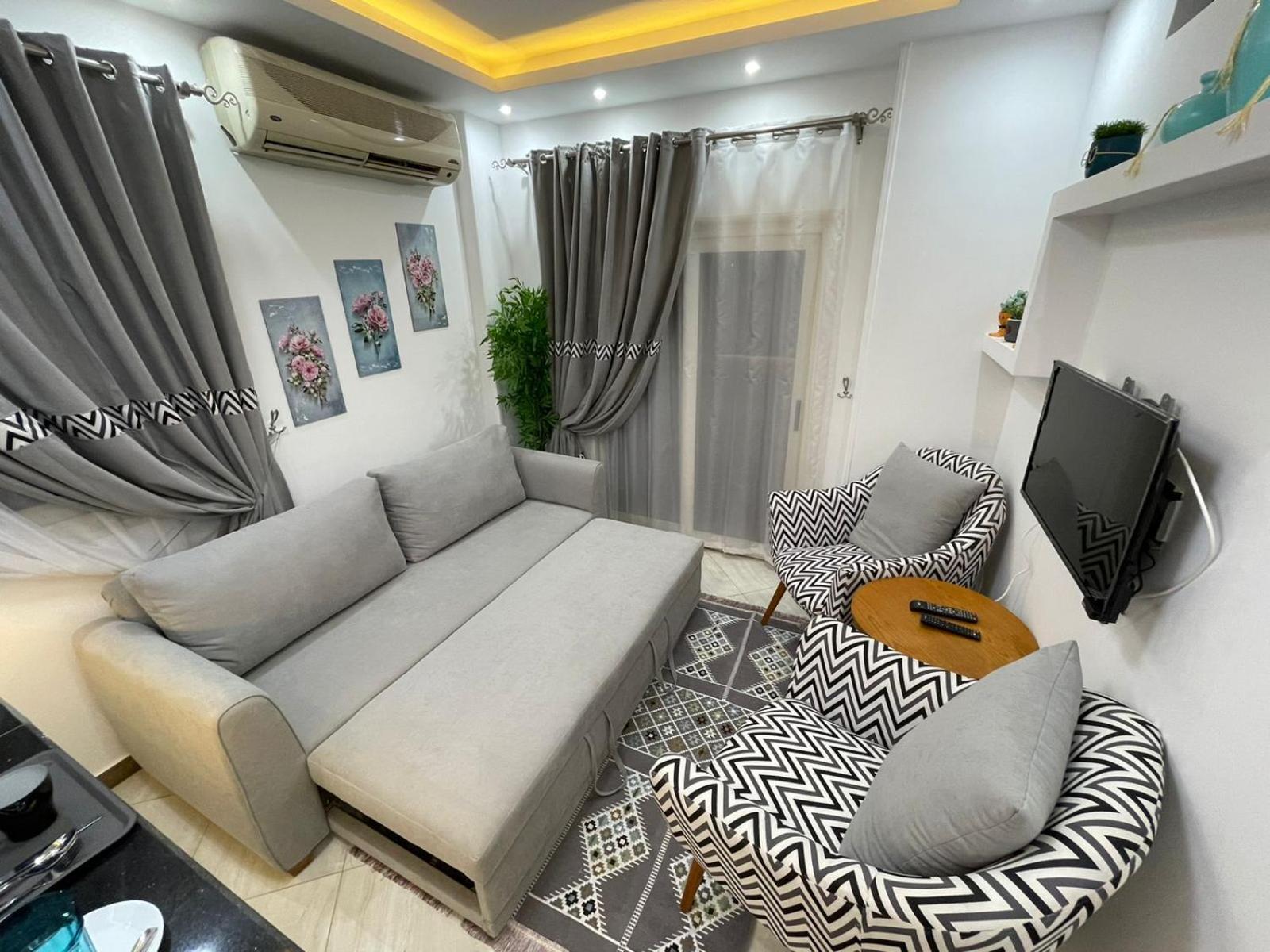 في قلب الجديدة تطل على شارع التسعين الشمالي Appartement *