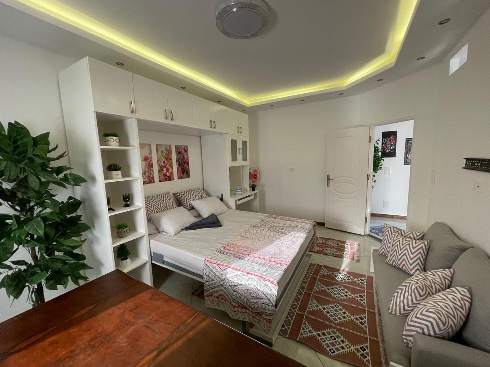 Appartement في قلب الجديدة تطل على شارع التسعين الشمالي *