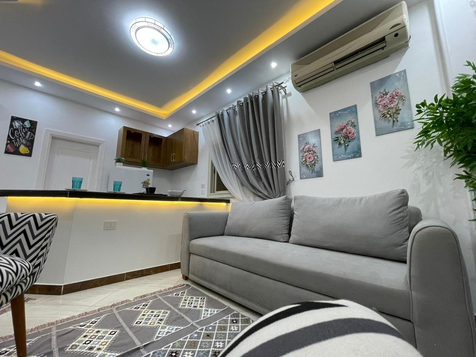 في قلب الجديدة تطل على شارع التسعين الشمالي Appartement *