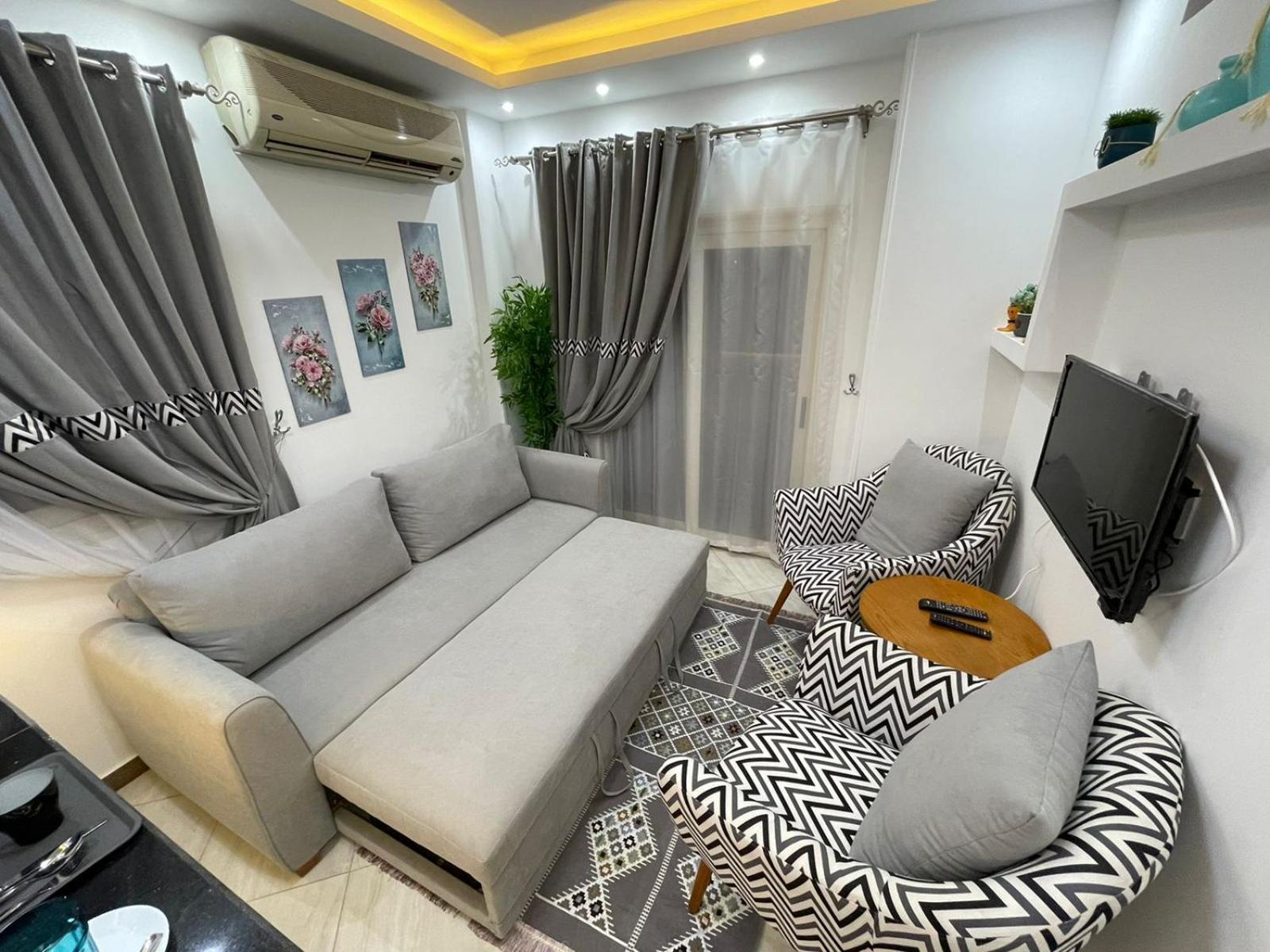 في قلب الجديدة تطل على شارع التسعين الشمالي Appartement *