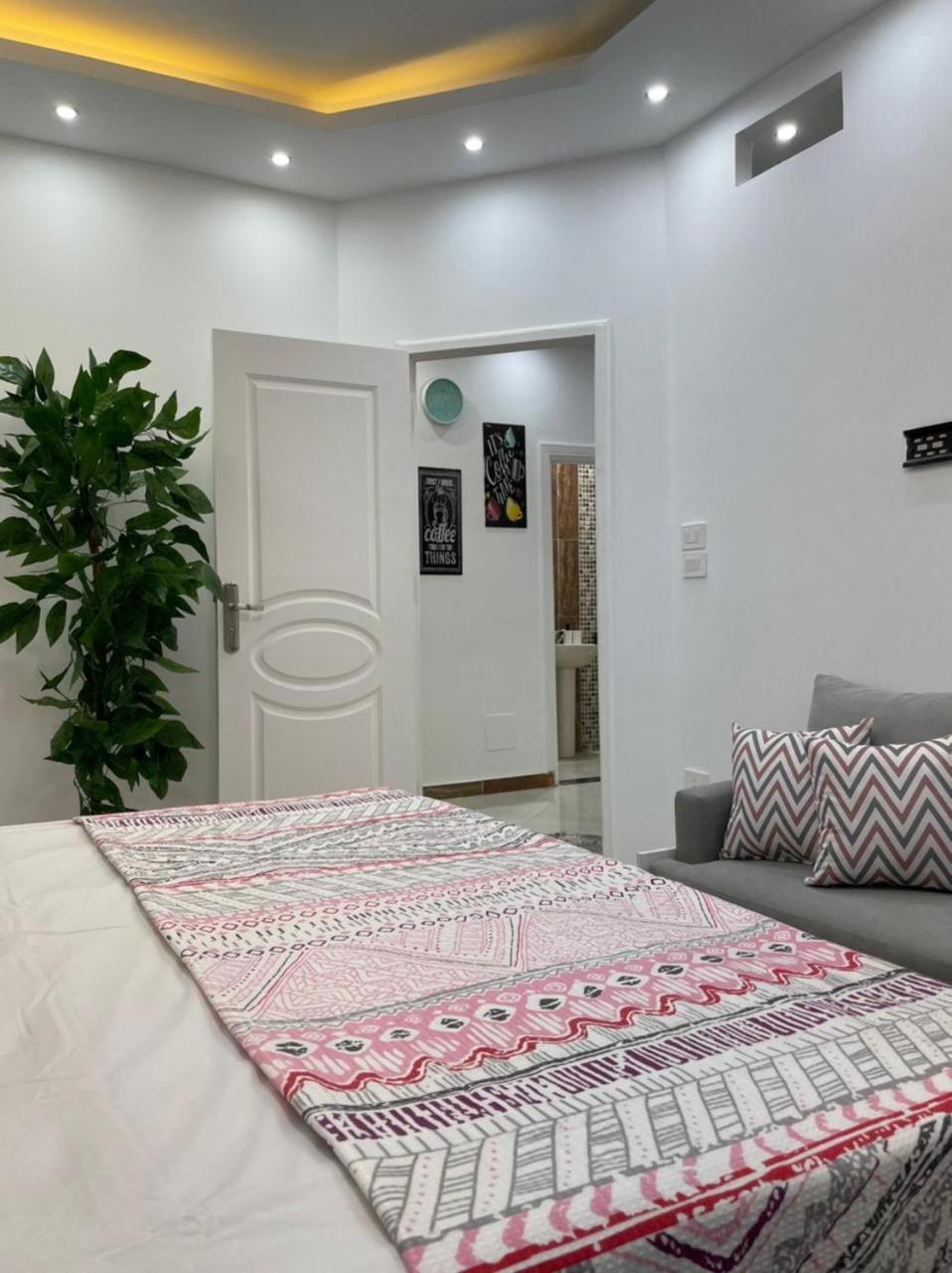 في قلب الجديدة تطل على شارع التسعين الشمالي Appartement *