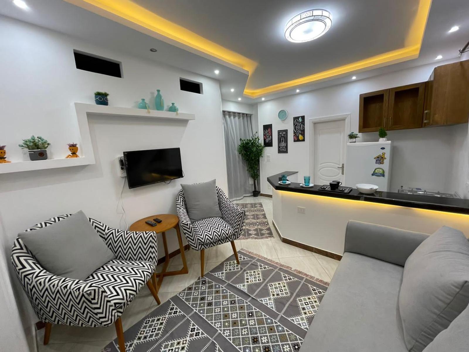 في قلب الجديدة تطل على شارع التسعين الشمالي Appartement